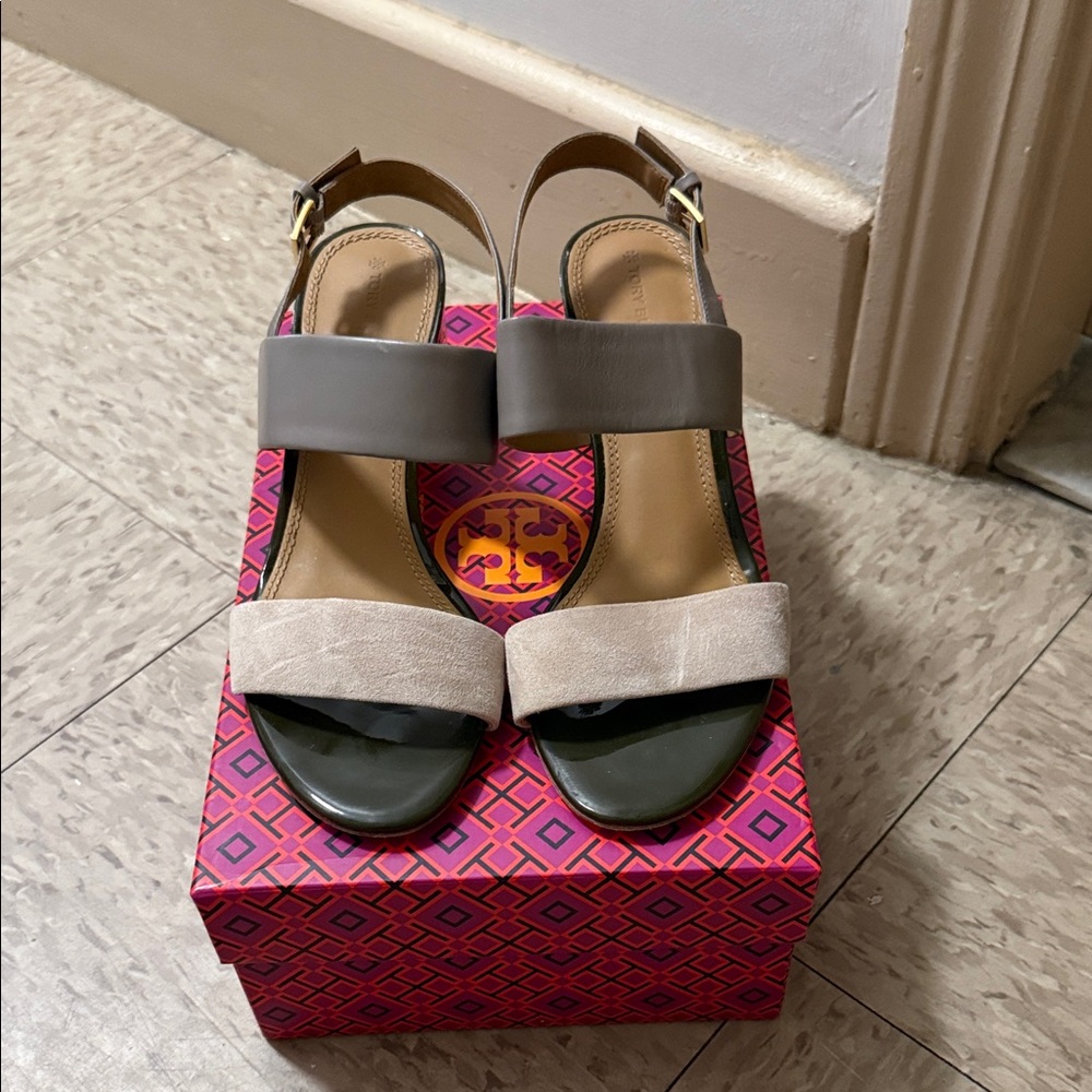 Tory Burch Two-Tone Sandals in Gray and Cream - Picture 2 of 7